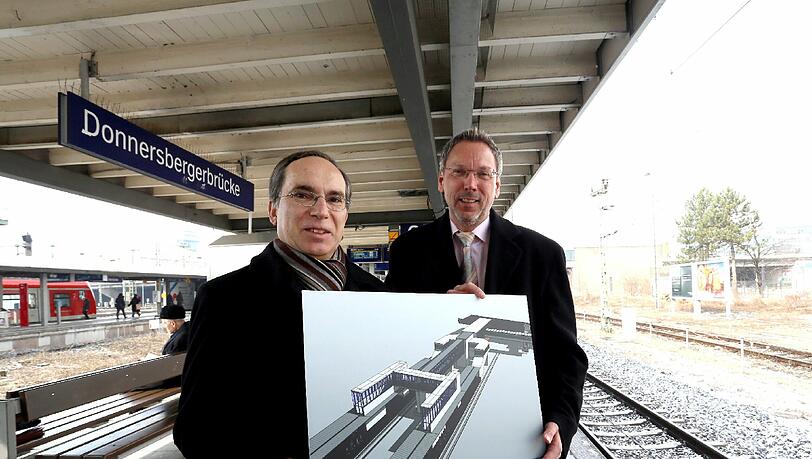 Hans Peter Göttler vom Freistaat und Heiko Hamann vom Bahnhofsmanagement München zeigen die Pläne. Hans Peter Göttler vom Freistaat und Heiko Hamann vom Bahnhofsmanagement München zeigen die Pläne.