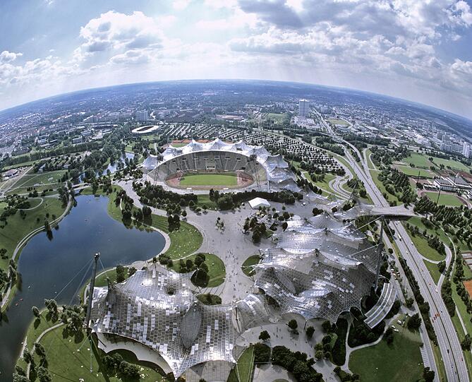 Architektonisches Glanzstück mit tragischer Vergangenheit: Hinter dem Stadion liegt das Dorf, in das die Terroristen eindrangen.	Foto: AZ-Archiv