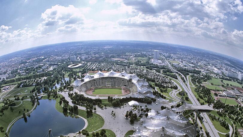 Architektonisches Glanzstück mit tragischer Vergangenheit: Hinter dem Stadion liegt das Dorf, in das die Terroristen eindrangen. Foto: AZ-Archiv Architektonisches Glanzstück mit tragischer Vergangenheit: Hinter dem Stadion liegt das Dorf, in das die Terroristen eindrangen. Foto: AZ-Archiv