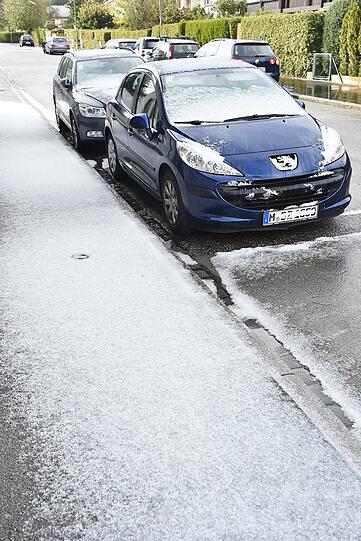 Es handelt sich nicht wirklich um Schnee, aber weiß ist's trotzdem: Ein kurzer aber intensiver Graupelschauer hat in Neuperlach am Dienstagnachmittag Autos und Fahrbahn eingezucker. Die Bilder.