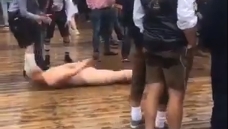 Wie eine betrunkene Robbe gleitet dieser Mann über den Holzboden vorm Löwenbräuzelt.