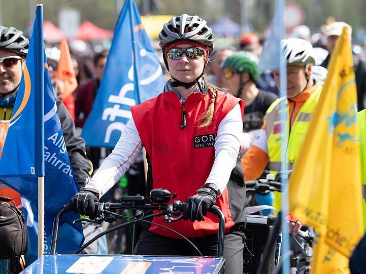 Zahlreiche Teilnehmer nehmen an der Radsternfahrt durch die Innenstadt teil. Foto: Sven Hoppe/Archivbild