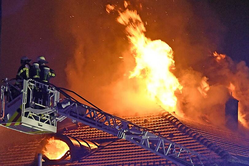 Meterhohe Flammen schlugen aus dem Dach.
