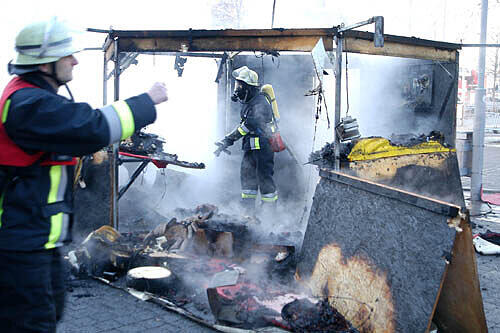 Meterhoch loderten die Flammen am Hallplatz, als die Feuerwehr ausrückte. Der Betreiber des Standes steht nun vor verkokelten Resten.
