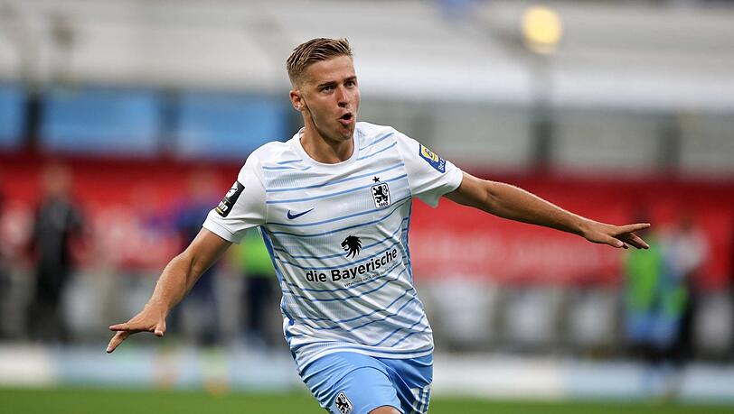 Erst das Traumtor, dann das Vergnügen: Spielmacher Martin Kobylanski jubelt über seinen Volltreffer zum 1:0 gegen Halle.