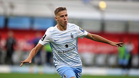 Erst das Traumtor, dann das Vergnügen: Spielmacher Martin Kobylanski jubelt über seinen Volltreffer zum 1:0 gegen Halle.