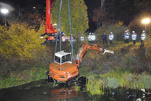 Mit einem Großaufgebot musste die Feuerwehr diesen Bagger aus dem Biotop bergen.