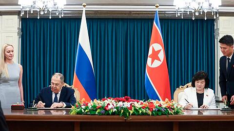 Der russische Außenminister Sergej Lawrow besucht die nordkoreanische Küstenstadt Wonsan, wo er unter anderem Gespräche mit seiner Amtskollegin Choe Son Hui geführt hat.