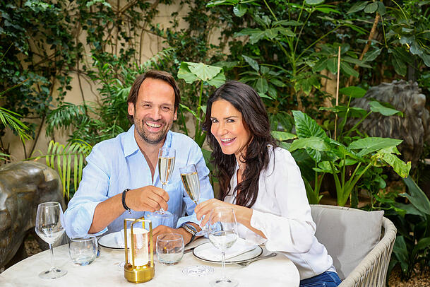 Mariella Ahrens und ihrem Partner Marco van Dré liegt soziales Engagement sehr am Herzen. Von Promi-Kollegen wünscht sich Ahrens mehr Unterstützung von sozialen Projekten. Mariella Ahrens und ihrem Partner Marco van Dré liegt soziales Engagement sehr am Herzen. Von Promi-Kollegen wünscht sich Ahrens mehr Unterstützung von sozialen Projekten.