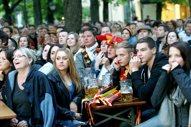 Public Viewing am Nockherberg und in dwer Kultfabrik, Basti Schweinsteiger hängt im Foto quer über die Reichenbachssraße, die Bilder vom Fußball-Wahnsinn aus München.