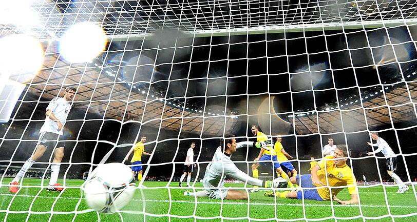 Und der dritte Streich: Verteidiger Per Mertesacker gelang in der 39. Minute die 3:0-Führung gegen Schweden.