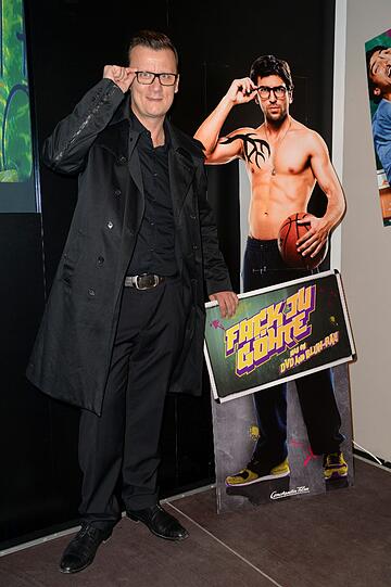 Vor allem junge Mädchen stellten sich stundelang an, um ein Foto mit ihrem Schwarm Elyas zu bekommen.