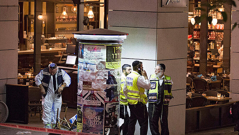 Die Polizei am Tatort, dem Sarona-Park in Tel Aviv. Die Polizei am Tatort, dem Sarona-Park in Tel Aviv.