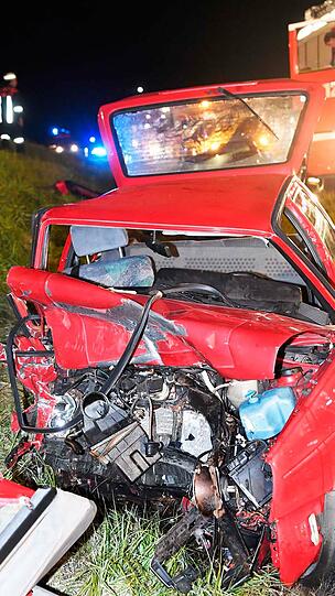 Beide Fahrzeuge wurden vollkommen zerstört, eine Frau starb, vier weitere Personen wurden teils schwer verletzt. Die Bilder vom Unfallort.