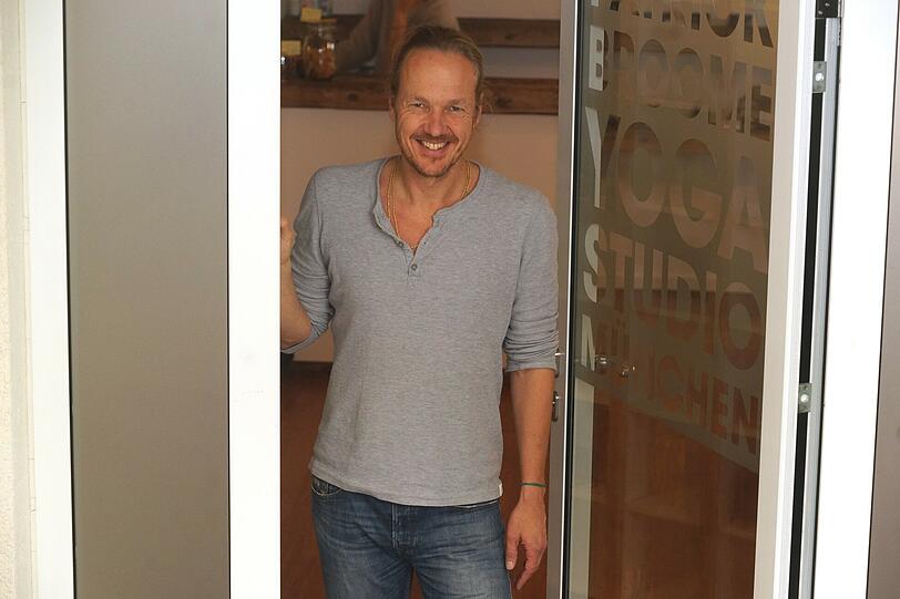 &bdquo;Hallo, ich bin Patrick&ldquo;: Broome empfängt die AZ in seinem Studio am Amiraplatz.