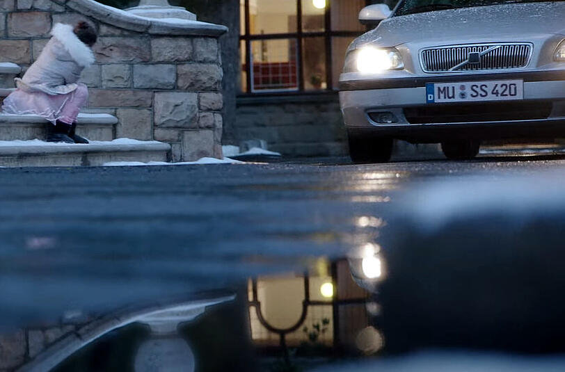 Eine Szene aus dem neuen Weihnachtsfilm von Edeka. So weit, so gut. Aber: Das Nummernschild sorgt im Internet für Furore.