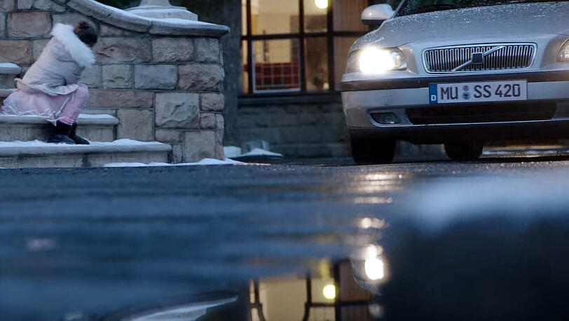 Eine Szene aus dem neuen Weihnachtsfilm von Edeka. So weit, so gut. Aber: Das Nummernschild sorgt im Internet für Furore. Eine Szene aus dem neuen Weihnachtsfilm von Edeka. So weit, so gut. Aber: Das Nummernschild sorgt im Internet für Furore.