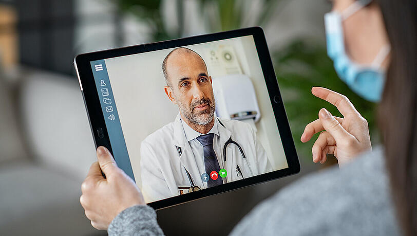 Sowohl Online Kliniken wie auch die Telemedizin im allgemeinen, sind aktuell im Aufwärtstrend. Was wird angeboten und wohin führt der Weg?