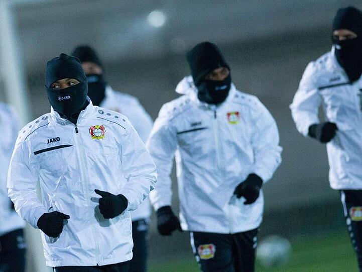 Warm eingepackt: Die Lieverkusen-Profis beim Abschlusstraining in Moskau.