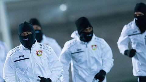Warm eingepackt: Die Lieverkusen-Profis beim Abschlusstraining in Moskau.