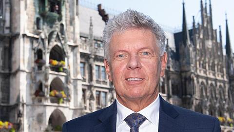 Dieter Reiter (SPD), Oberbürgermeister der Stadt München, steht auf dem Marienplatz vor dem Rathaus. Foto: Sven Hoppe/dpa/Archivbild