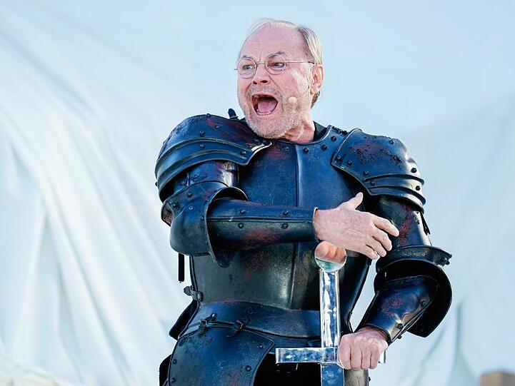Klaus Maria Brandauer als Hagen in dem Stück "Überwältigung".