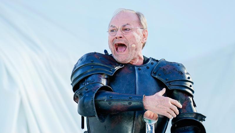 Klaus Maria Brandauer als Hagen in dem Stück "Überwältigung". Klaus Maria Brandauer als Hagen in dem Stück "Überwältigung".