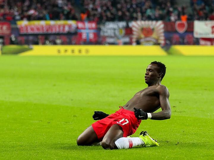 Der Leipziger Bruma feiert oben ohne seinen späten Siegtreffer gegen Werder.