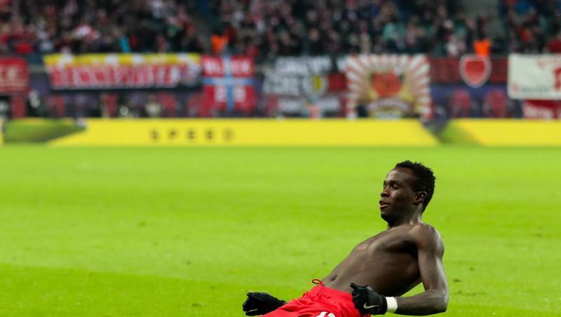 Der Leipziger Bruma feiert oben ohne seinen späten Siegtreffer gegen Werder. Der Leipziger Bruma feiert oben ohne seinen späten Siegtreffer gegen Werder.