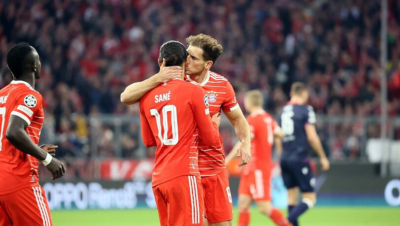 Manchmal sagt eine Geste mehr als tausend Worte: Leon Goretzka (r.) jubelt mit Leroy Sané über dessen Treffer zum 1:0.