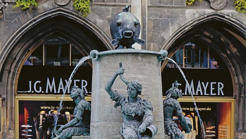 Der Fischbrunnen am Marienplatz sprudelt auch im Winter: Bis 1831 fand an Feiertagen um den Fischbrunnen der Fischmarkt statt. Der Fischbrunnen am Marienplatz sprudelt auch im Winter: Bis 1831 fand an Feiertagen um den Fischbrunnen der Fischmarkt statt.