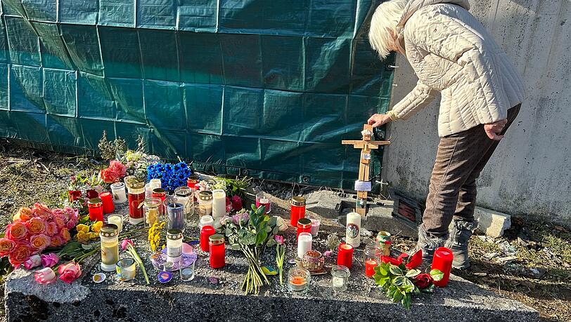 Rentnerin Gudula stellt am Sonntag ein Holzkreuz auf, das ein Vorschulkind vor 25 Jahren gebastelt hatte. Rentnerin Gudula stellt am Sonntag ein Holzkreuz auf, das ein Vorschulkind vor 25 Jahren gebastelt hatte.