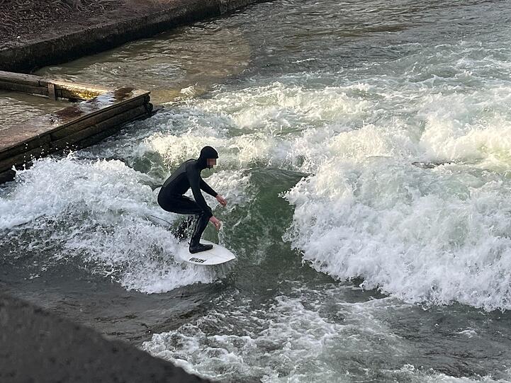 Die Welle steht! Aber f&uuml;r wie lange? Ein Surfer am Donnerstag (26.3.)  auf der Eisbachwelle.