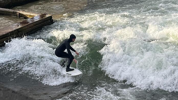 Die Welle steht! Aber f&uuml;r wie lange? Ein Surfer am Donnerstag (26.3.)  auf der Eisbachwelle.