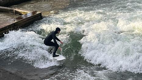 Die Welle steht! Aber f&uuml;r wie lange? Ein Surfer am Donnerstag (26.3.)  auf der Eisbachwelle.