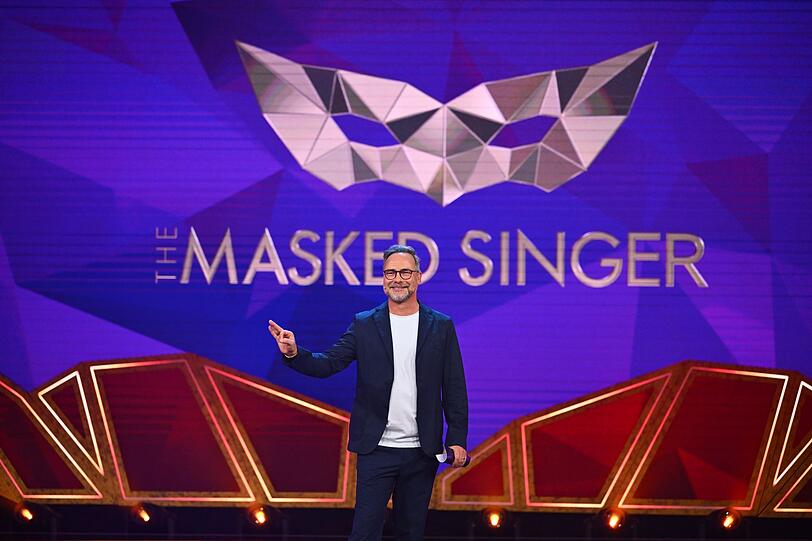 In einer Staffel mit vielen Neuerungen ist er eine der Konstanten: Matthias Opdenh&ouml;vel moderiert den Maskenball.