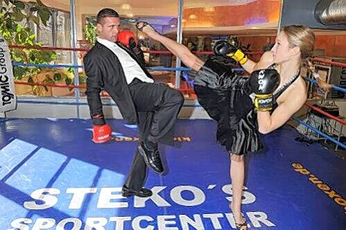 Kabashis Teamkollegin, die Kickbox-Queen Christine Theiss, war am Boden zerstört. "Ich bin vollkommen leergeheult", sagte die Weltmeisterin, die am 16. Dezember zusammen mit Kabashi als Hauptkämpferin vorgesehen war."