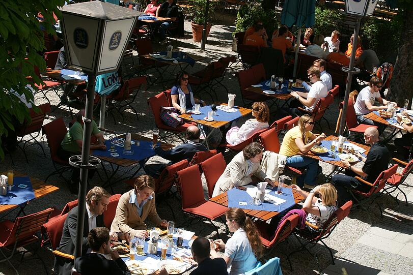 Unaufgeregt und immer eine gute Stimmung: Der lauschige Biergarten vom Löwenbräukeller in zentraler Lage am Stiglmaierplatz.