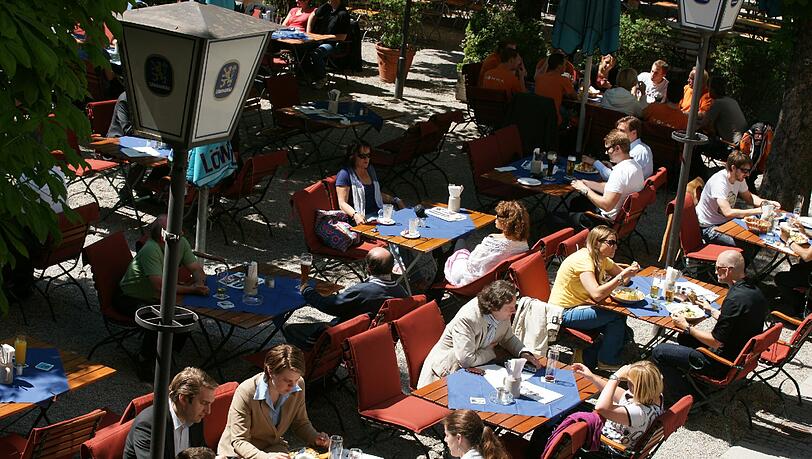 Unaufgeregt und immer eine gute Stimmung: Der lauschige Biergarten vom Löwenbräukeller in zentraler Lage am Stiglmaierplatz. Unaufgeregt und immer eine gute Stimmung: Der lauschige Biergarten vom Löwenbräukeller in zentraler Lage am Stiglmaierplatz.