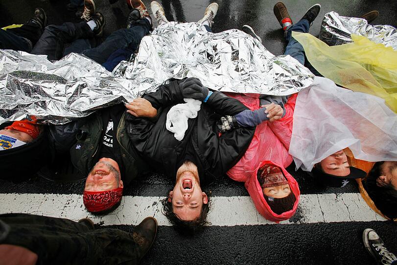 Die US-Polizei hat eine Straßenblockade von Anhängern der Occupy-Bewegung in der Hauptstadt Washington aufgelöst und 62 Demonstranten festgenommen. Die Bilder!