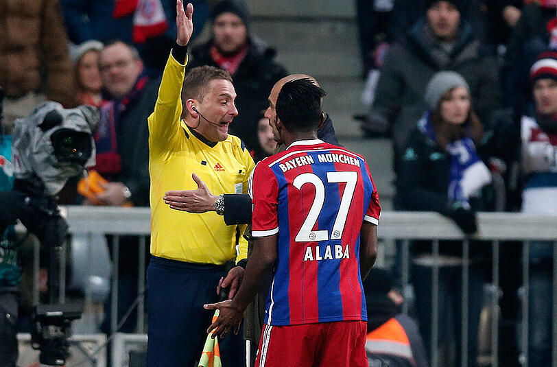 Auch Alaba bringt sich in die Konversation mit ein. Aber selbst sein Wiener Schmäh kann den Schiedsrichter-Assistenten nicht umstimmen.