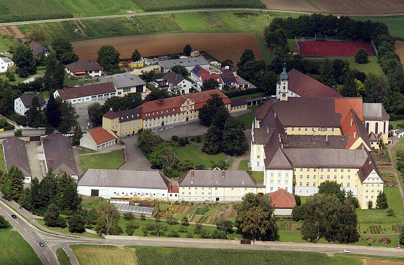 Bei einem Brand des Klosters Maria Medingen im schwäbischen Mödingen ist eine Franziskanerin ums Leben gekommen.