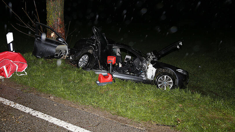 Schreckliche Bilder aus Icking: Der BMW kam von der Straße ab und prallte gegen einen Baum. Zwei 19-jährige Männer starben.