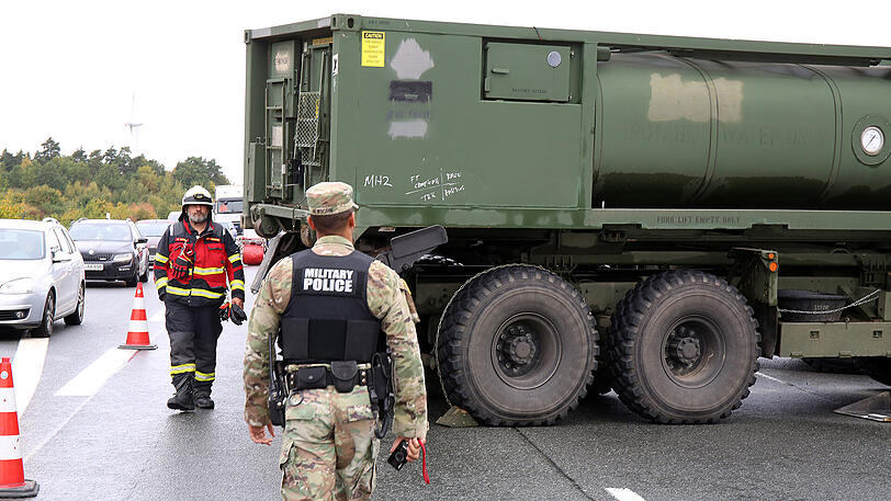 Ein kurioser Unfall der US Army legte am Samstag die A9 lahm. Die Bilder.