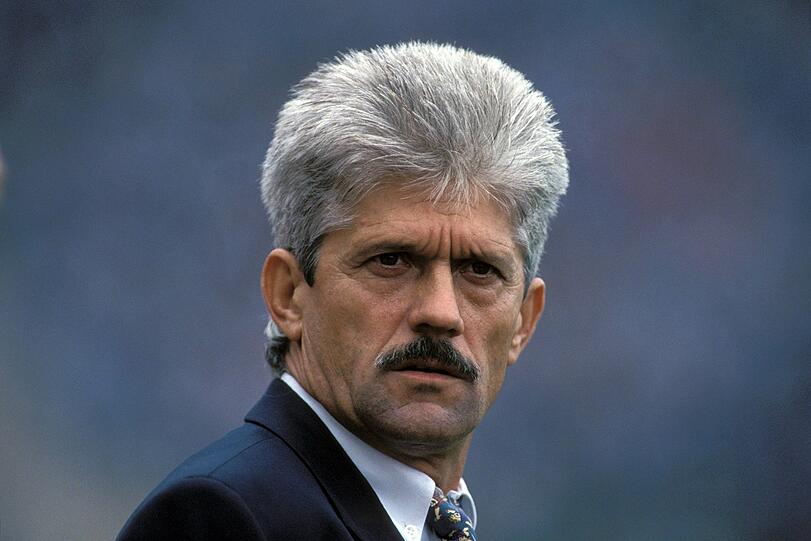 Bei Werner Lorant schaut der Schnauzer so gut aus, dass es schon fast ein Verbrechen wäre, ihn abzurasieren. Lorant tat es trotzdem, trägt heute glatt.