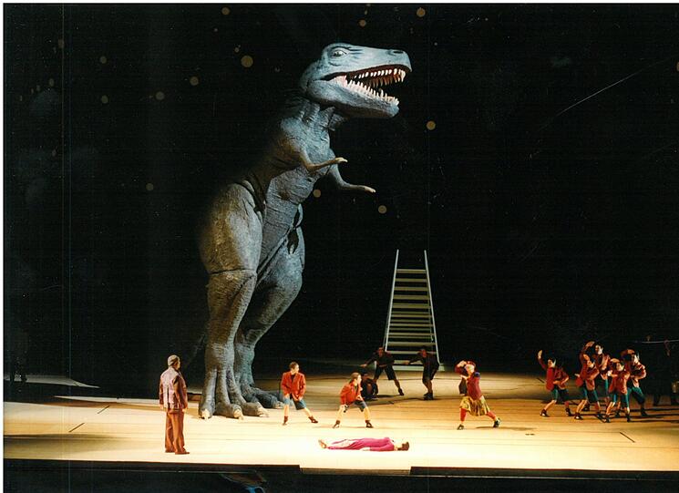 Der legendäre Dinosaurier in Richard Jones Inszenierung von Händels &bdquo;Giulio Cesare in Egitto&ldquo;.