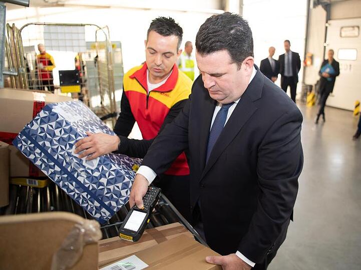Hubertus Heil (SPD, r), Bundesarbeitsminister, besucht eine Zustellbasis der Deutschen Post (DHL) in Berlin Marzahn.