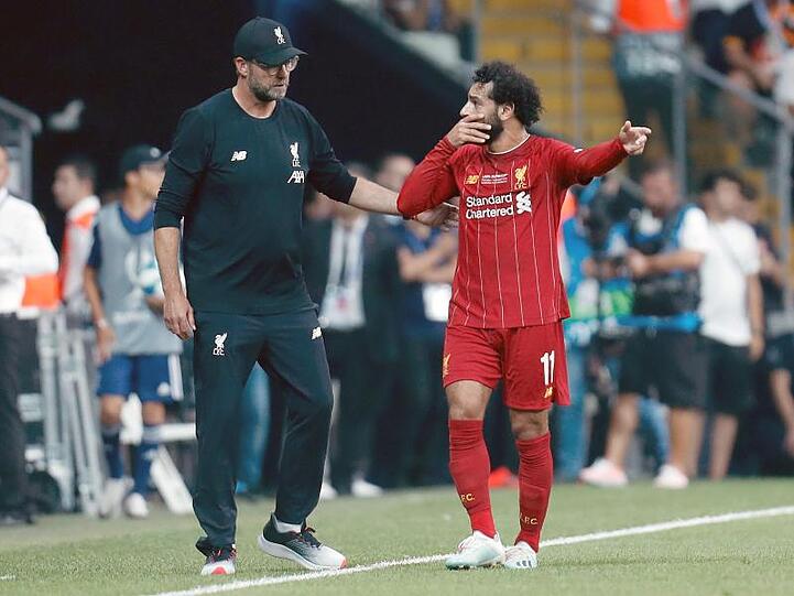 Liverpool-Coach Jürgen Klopp (l) mit Mohamed Salah.
