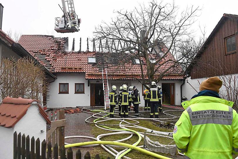 Trotz des schnellen Eingreifens der Feuerwehren brannte der Dachstuhl komplett aus.