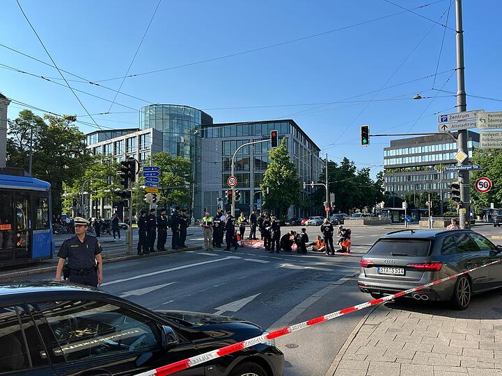 Klima-Kleber haben sich am Montag am Stiglmaierplatz festgeklebt.